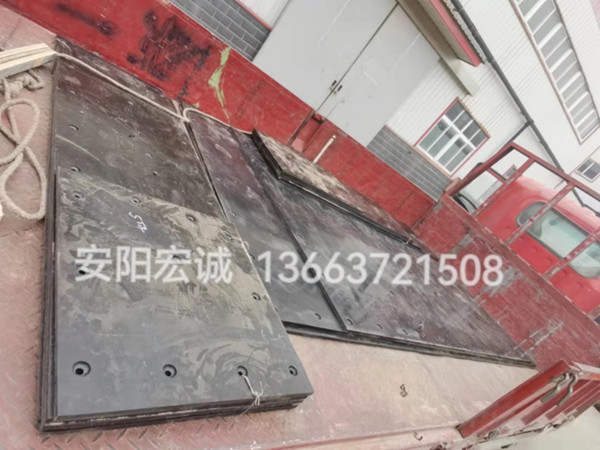 自卸車車底滑板發(fā)貨南寧，安陽宏誠自卸車車底滑板卸車沒煩惱！